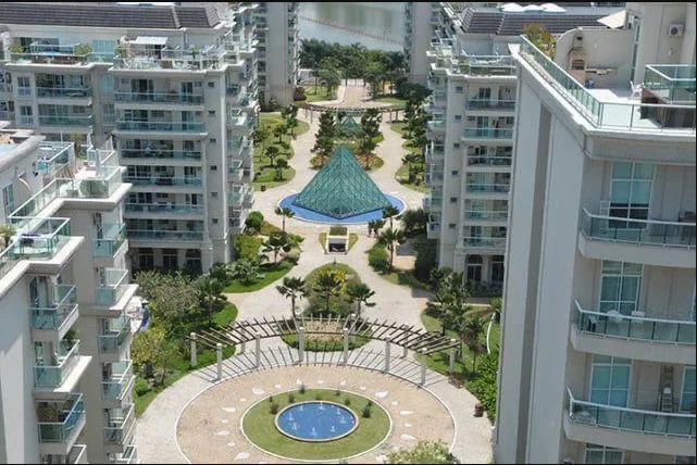 Glass-enclosed balcony in a 3-bedroom apartment, 200 m² — photo 13