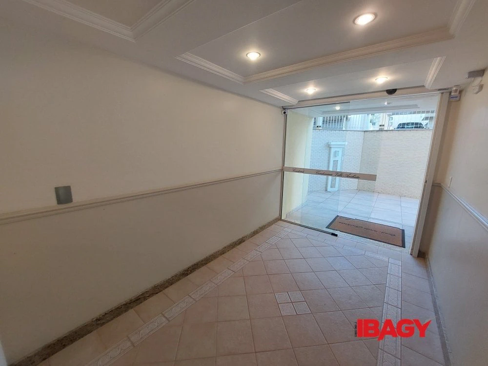 2-bedroom apartment with a closed-off kitchen — photo 5