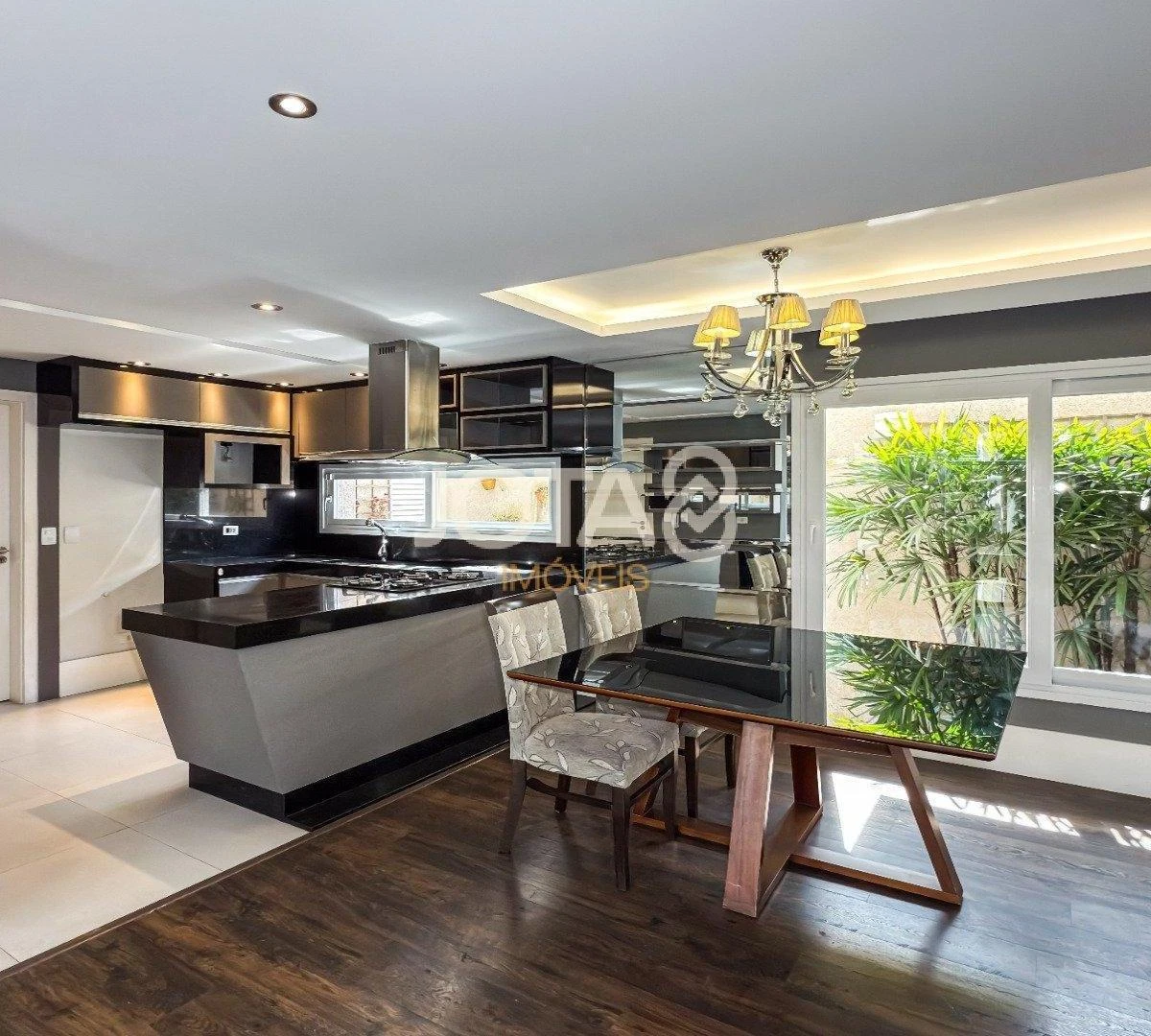 4-bedroom house with floor-to-ceiling windows — photo 25