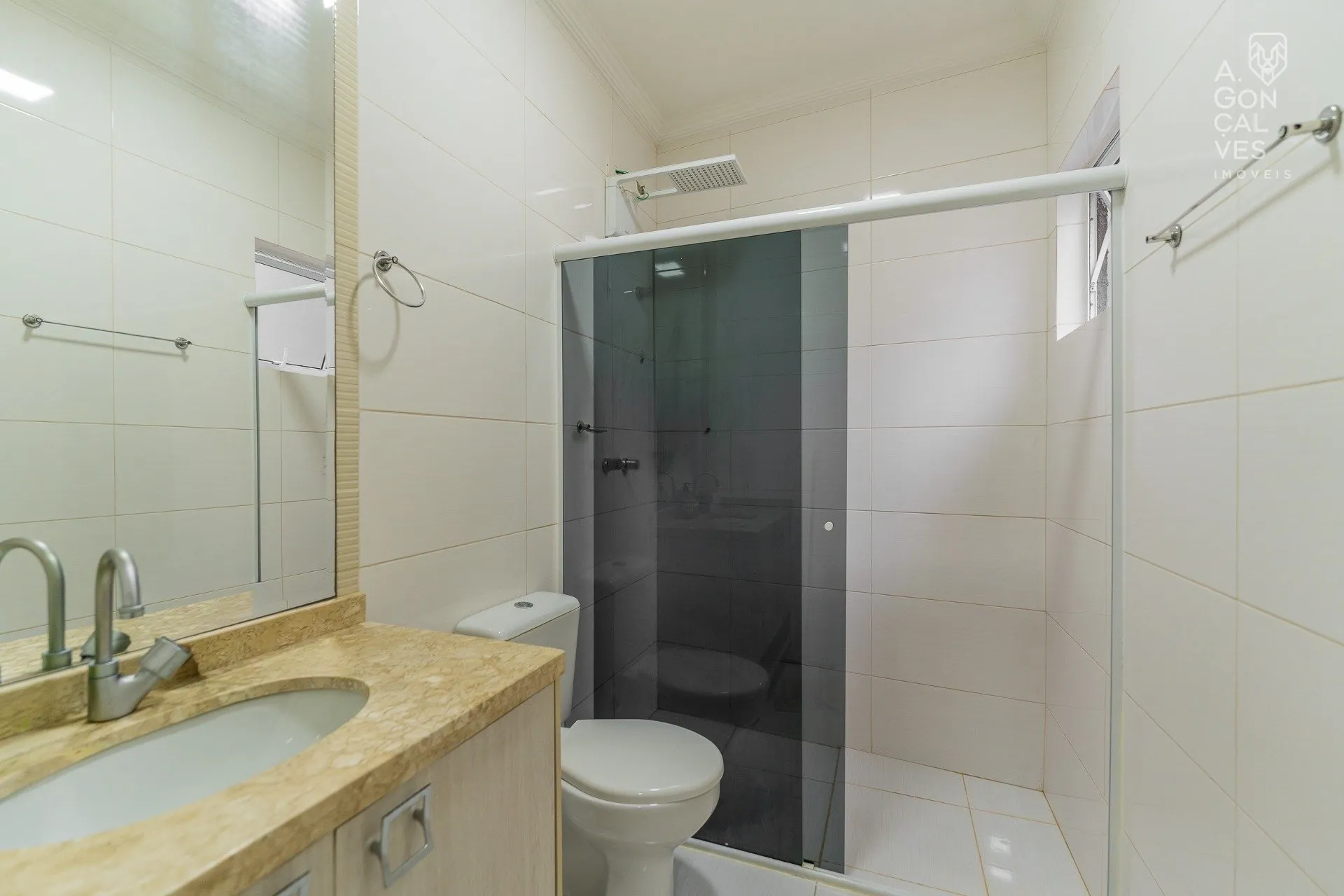 House with 3 bedrooms and a closed kitchen with gas stove — photo 23