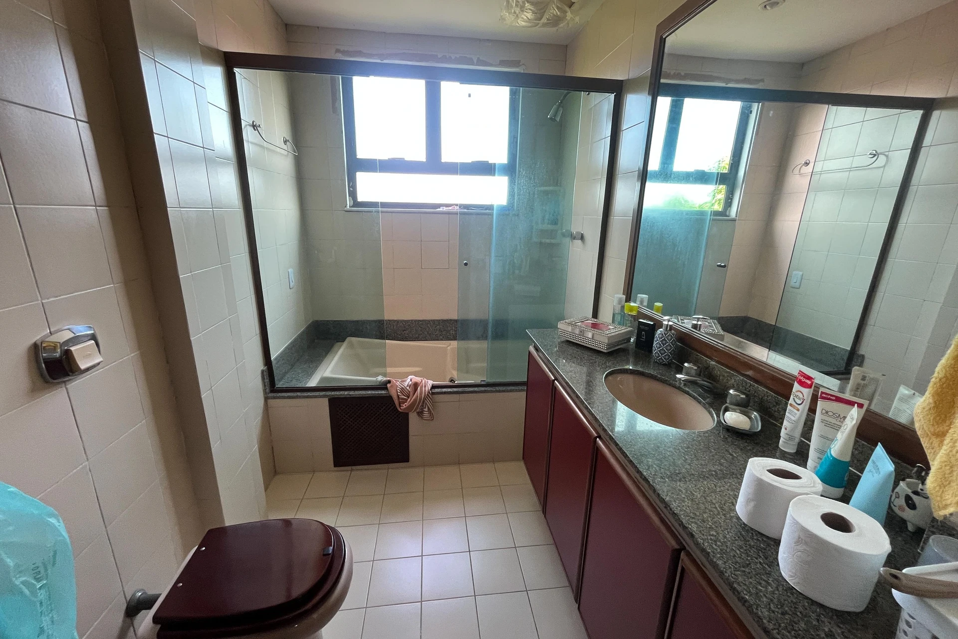 Furnished 3-bedroom apartment with laundry area — photo 33