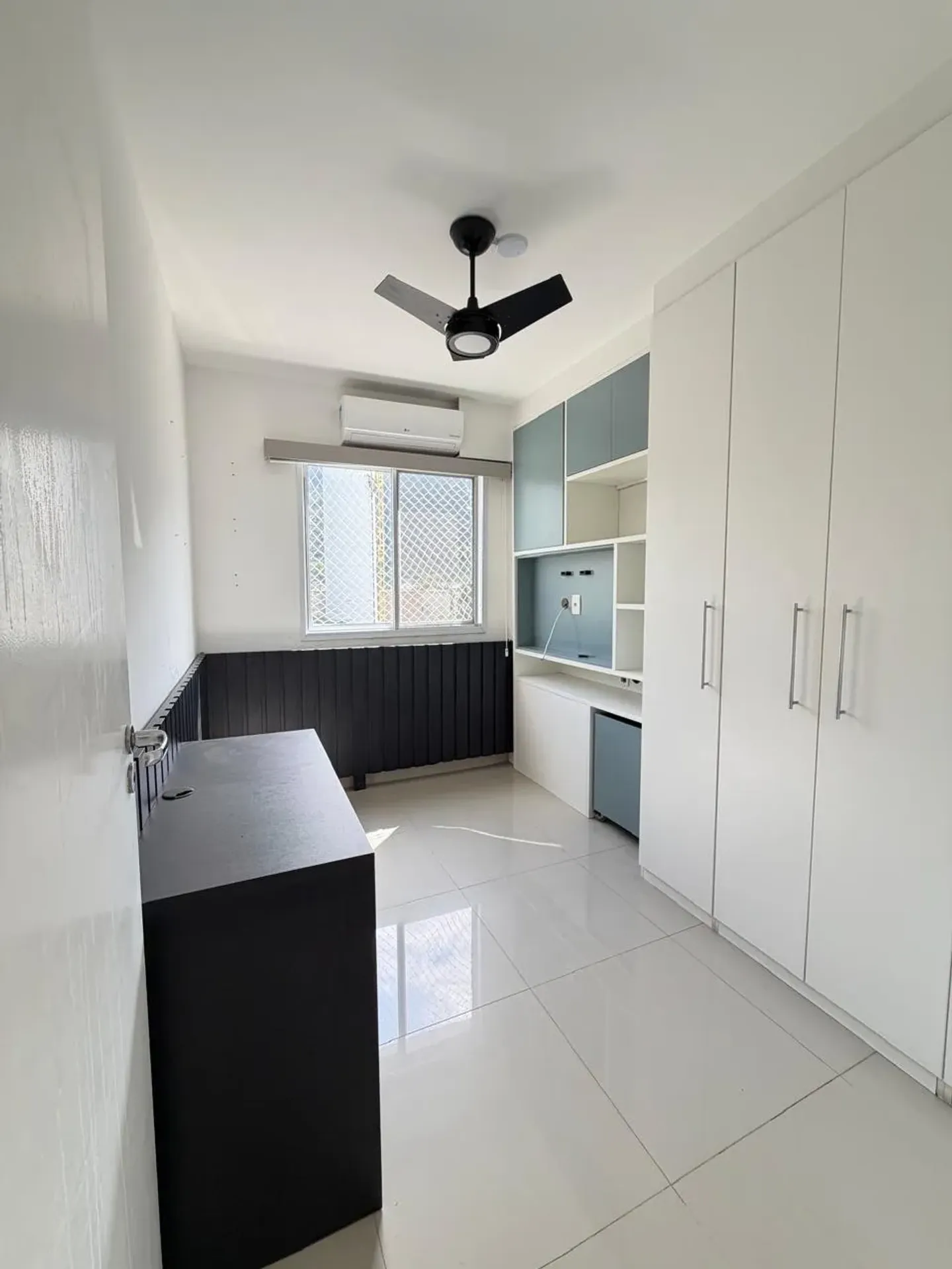 4-bedroom apartment with a closed-in balcony — photo 28