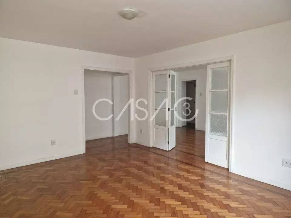 Apartamento com 4 quartos e cozinha fechada com fogão — photo 8