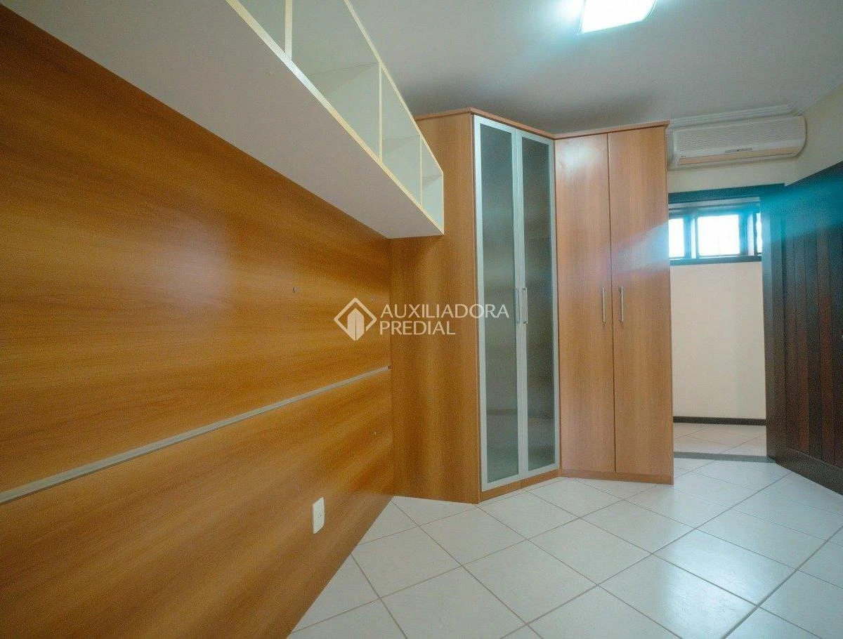 1723 m² house with a bathtub and a grill on the balcony — photo 36