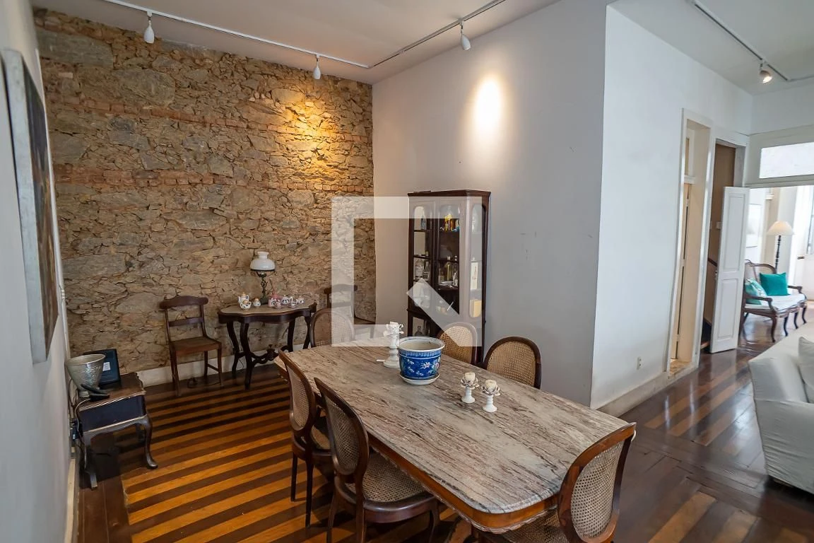 Furnished house, 300 m², with floor-to-ceiling windows — photo 50