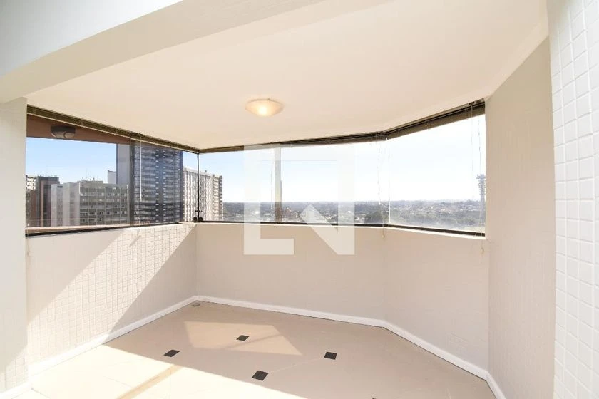 Rental apartment with 3 bedrooms and a glass balcony