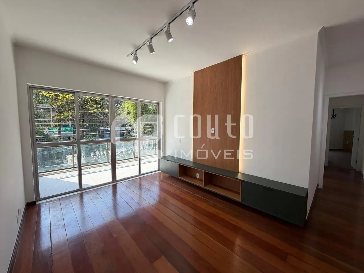 3-bedroom apartment with built-in wardrobes and balcony — photo 9