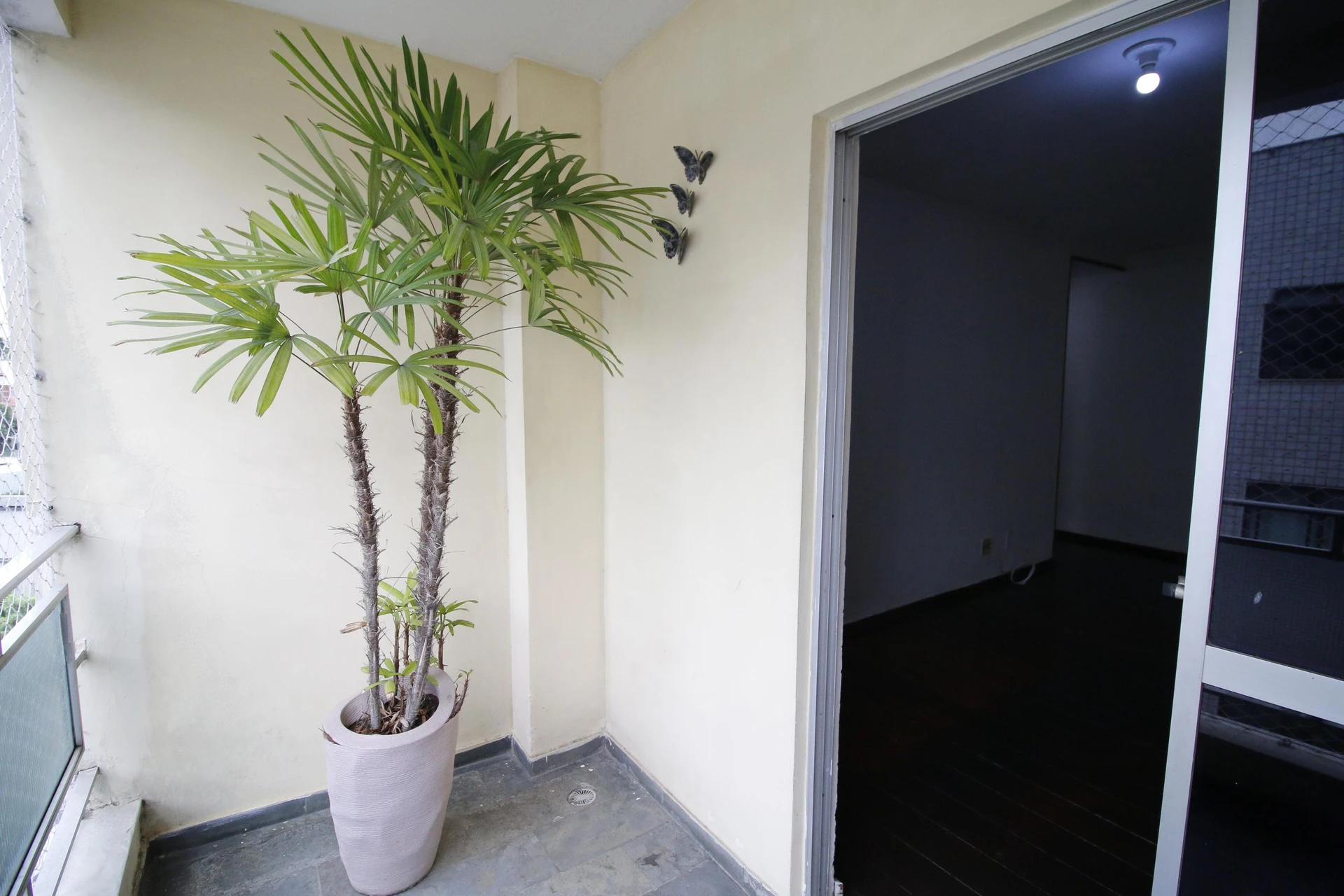 Balcony with a grill in a 3-bedroom apartment, 128 m² — photo 10