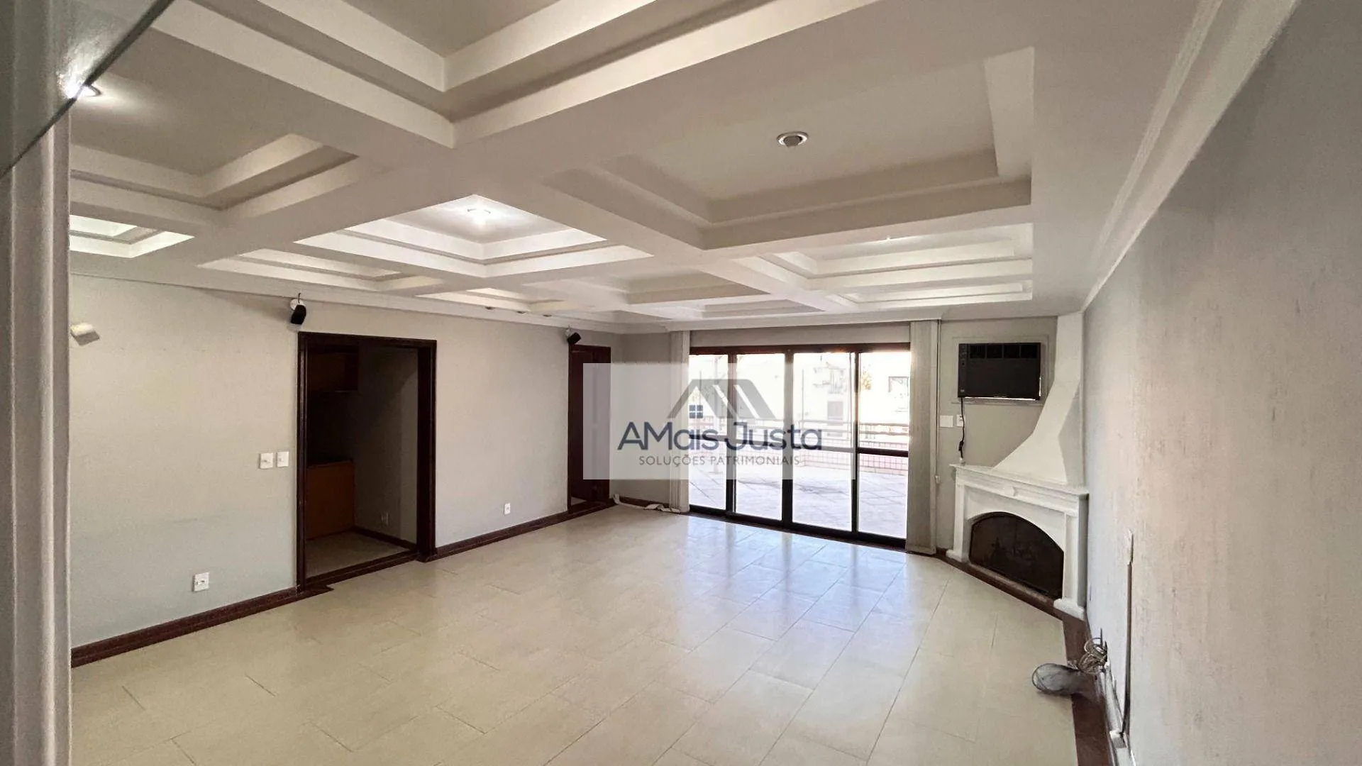 4-bedroom apartment in a building with a pool — photo 58