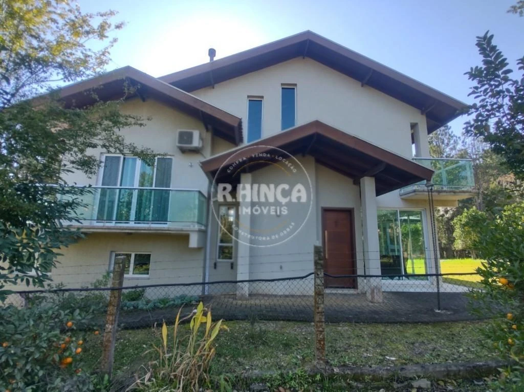 Casa mobiliada com cozinha americana e 4 quartos
