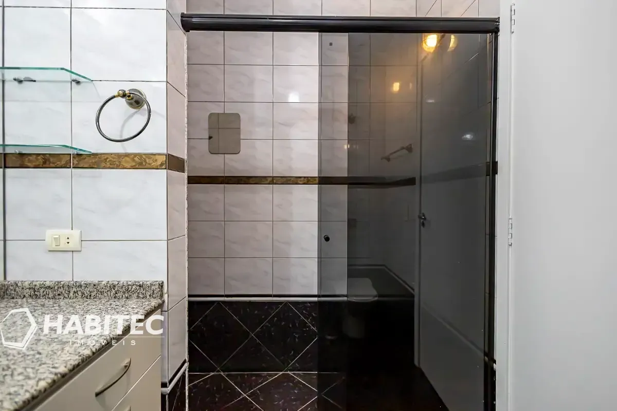 4-bedroom apartment with 2 bathrooms and a balcony — photo 25