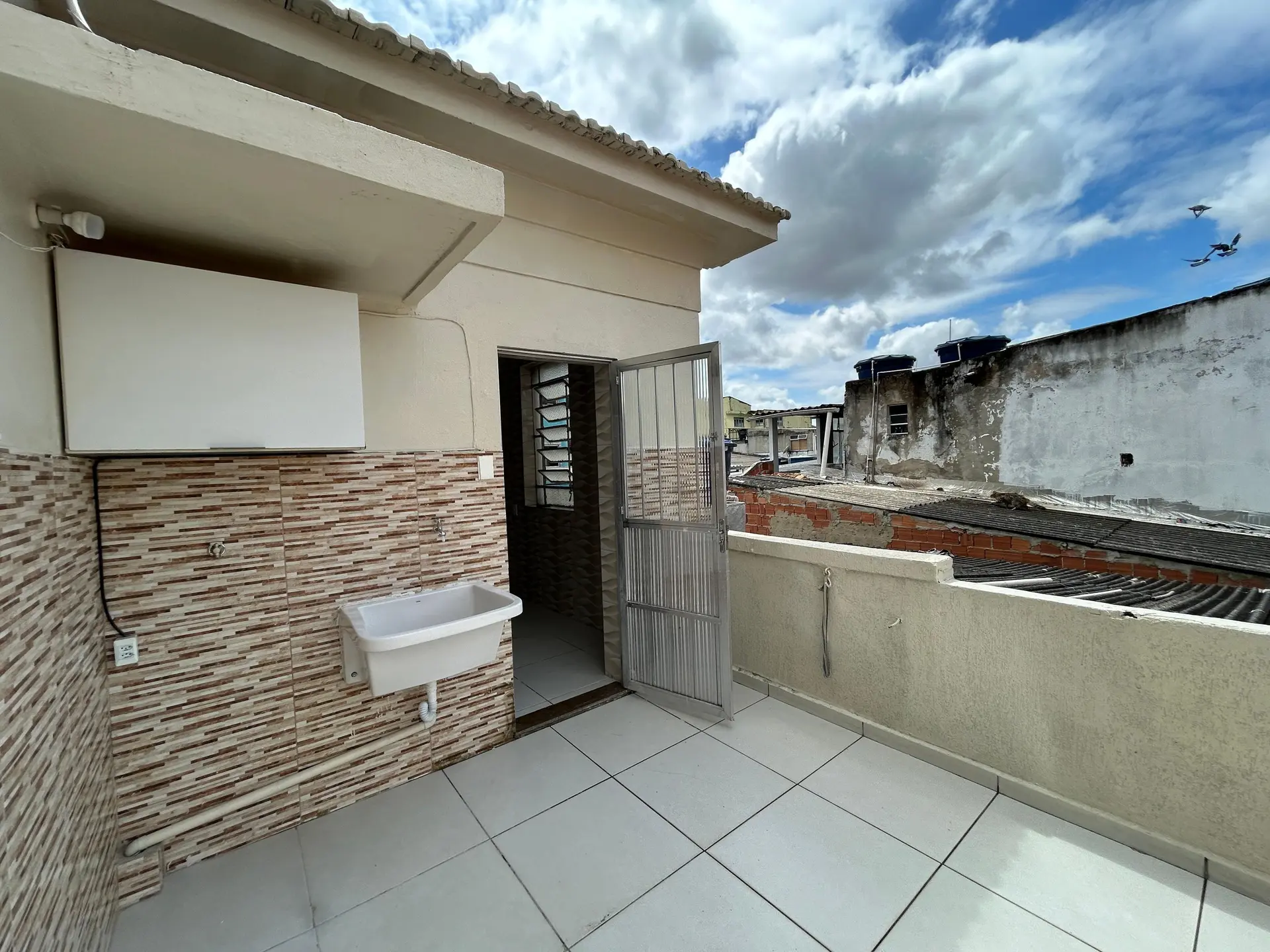 Casa de 2 quartos com piso de madeira ou laminado — photo 21