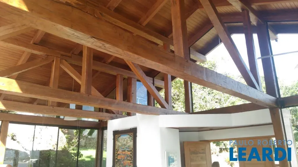 Single-story house with 5 bedrooms and floor-to-ceiling windows — photo 13