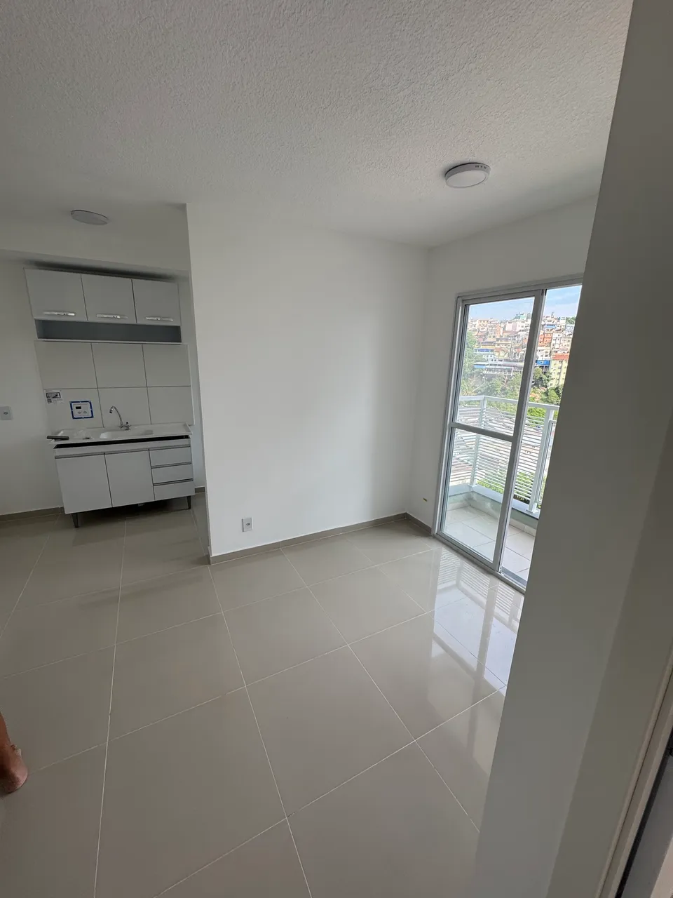 Apartamento de 2 quartos com varanda e vista