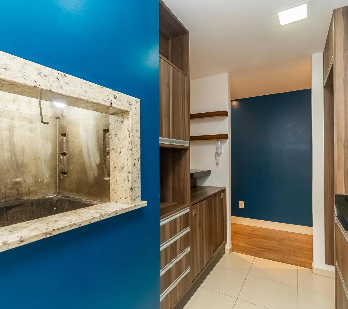 Квартира 71 м² с застеклённым балконом и панорамными окнами — photo 21