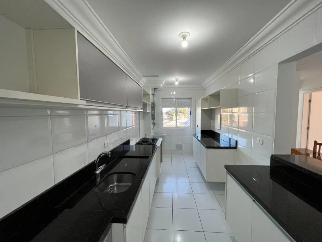 Balcony with a grill in a 3-bedroom apartment, 82 m² — photo 4