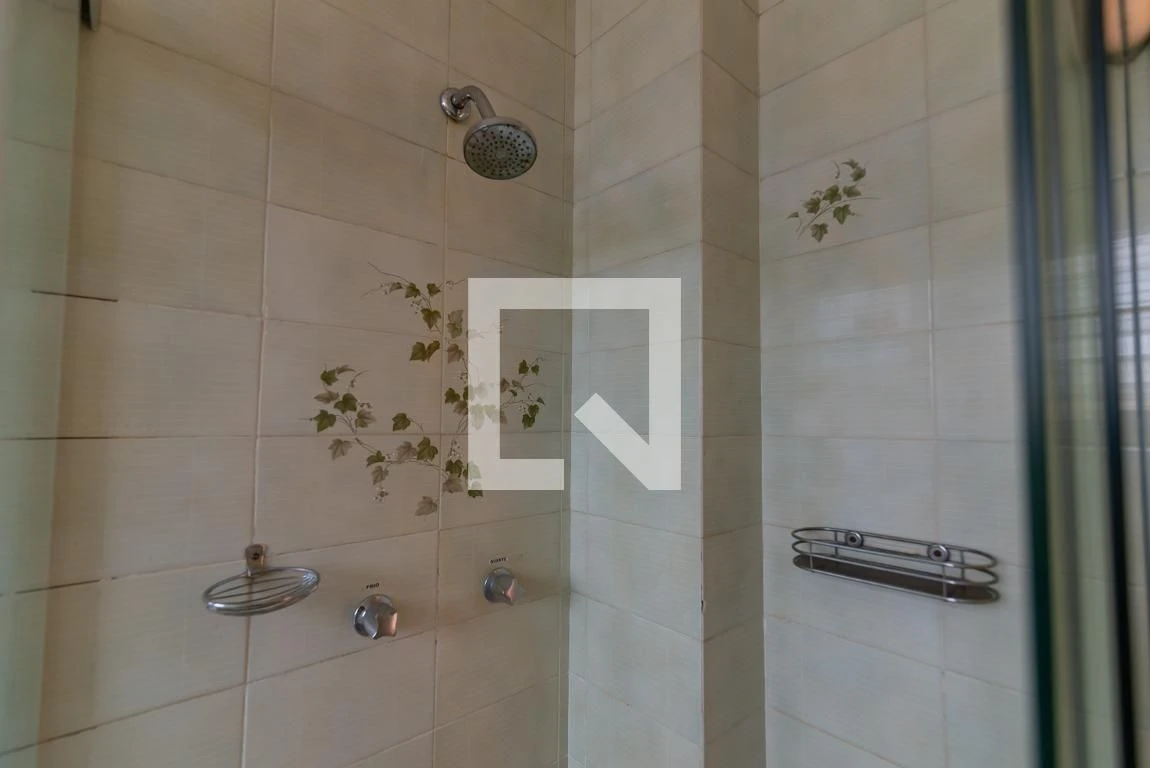 Bathtub in a 3-bedroom apartment, 110 m² — photo 39