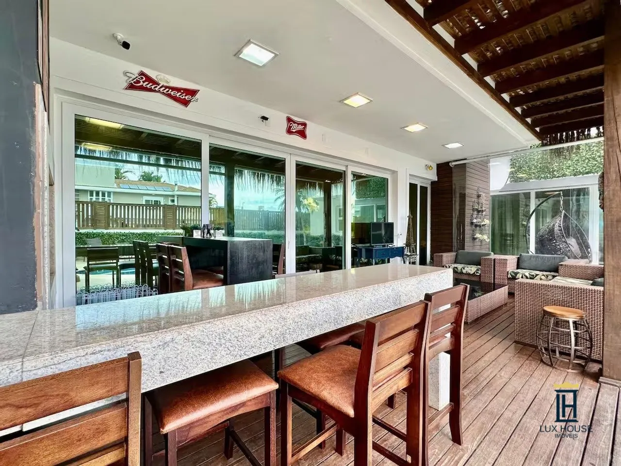 5-bedroom house with floor-to-ceiling windows — photo 10