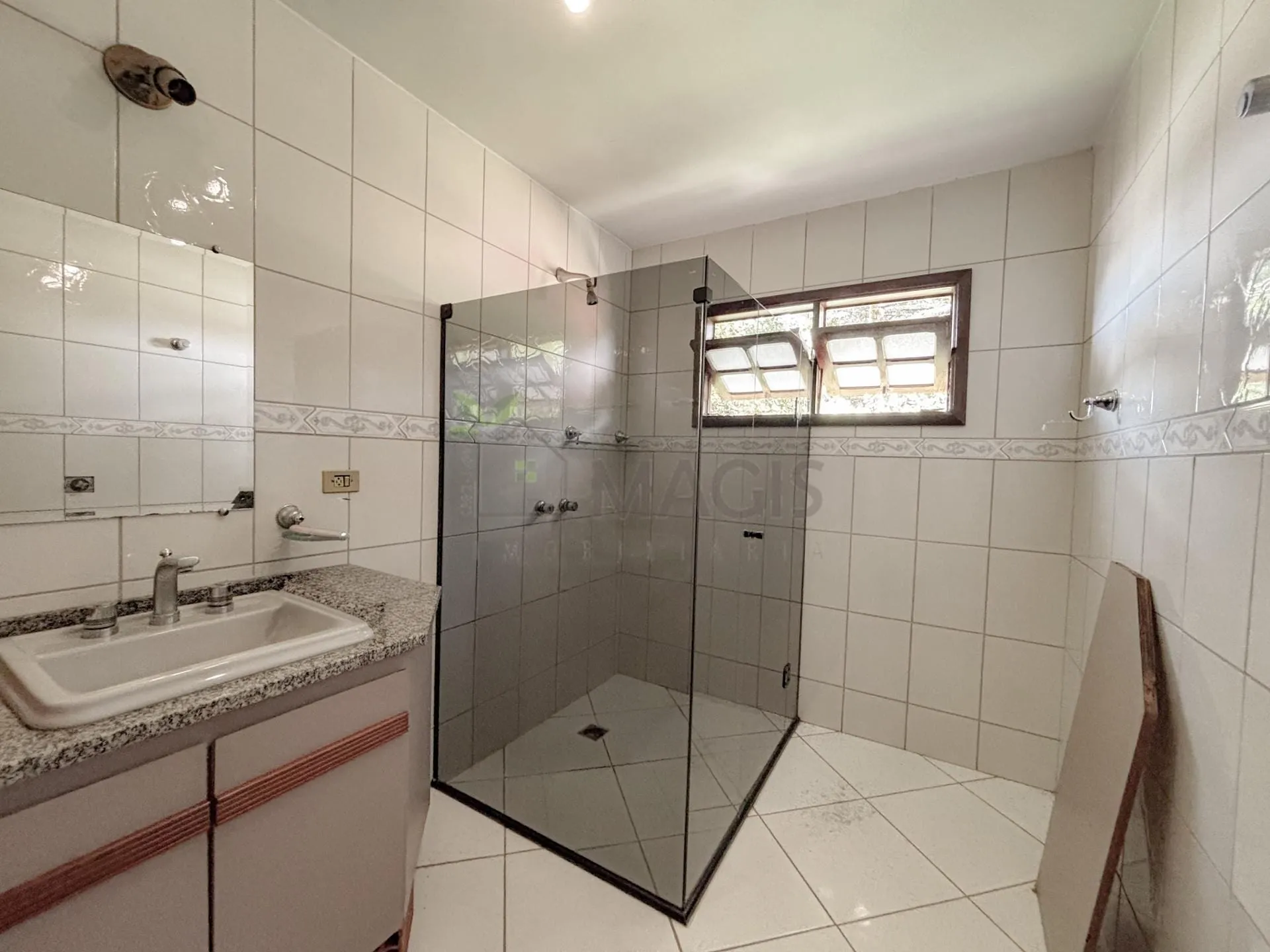 House with 5 bedrooms and 13 parking spaces across 2 floors — photo 11