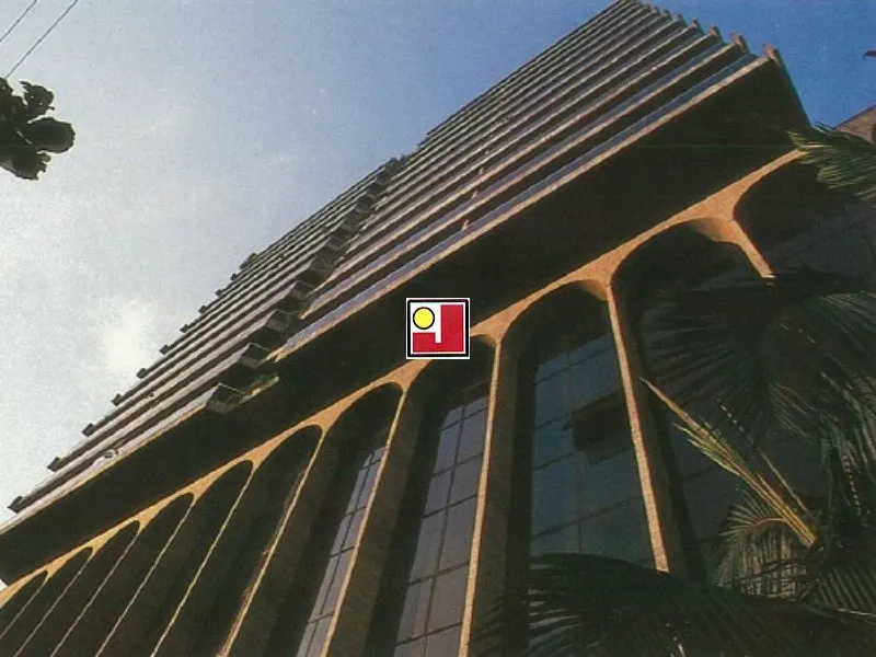 4-bedroom apartment with a glass-enclosed balcony — photo 3