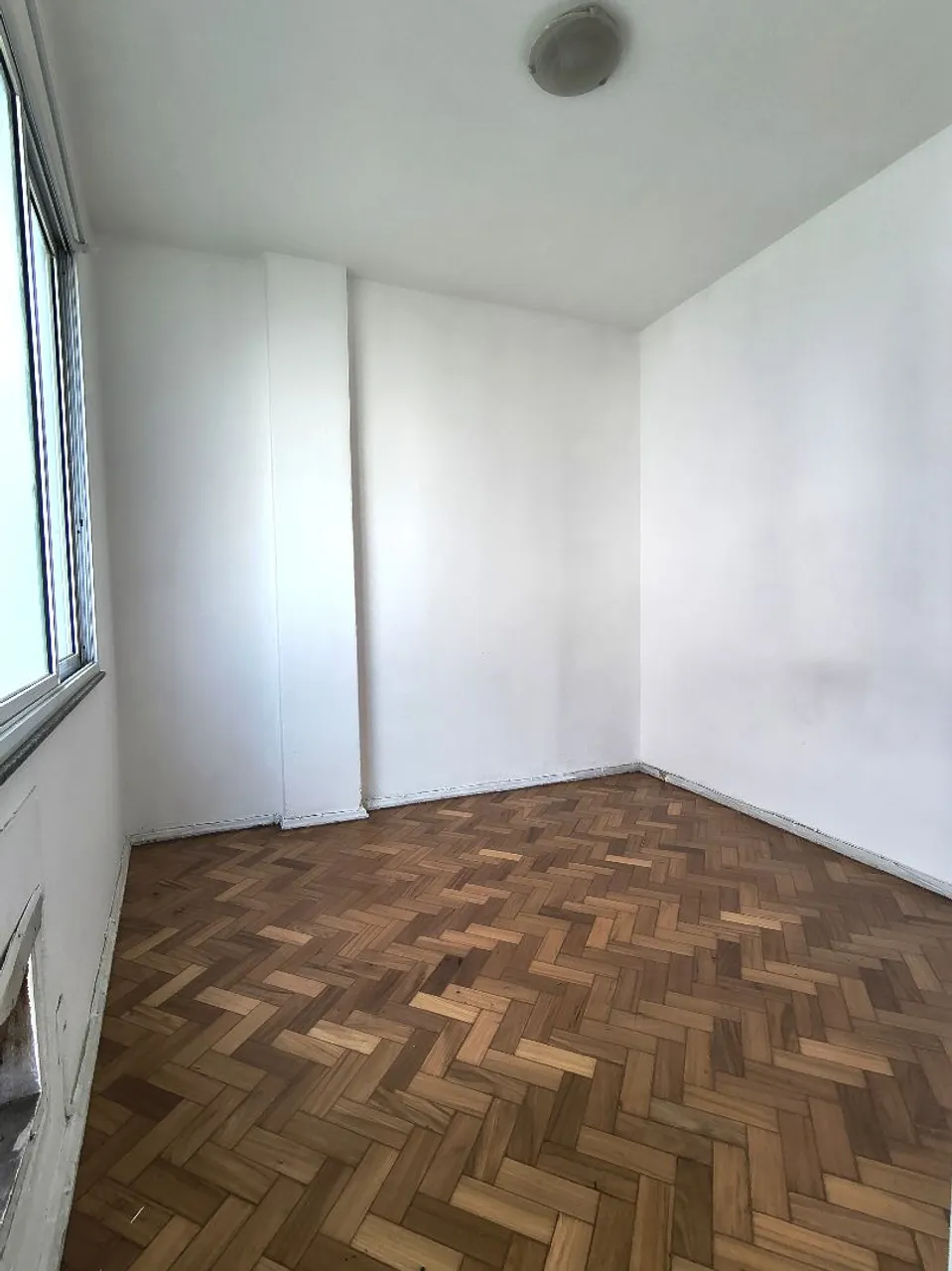 Wood or laminate floors in a 2-bedroom apartment, 72 m² — photo 14