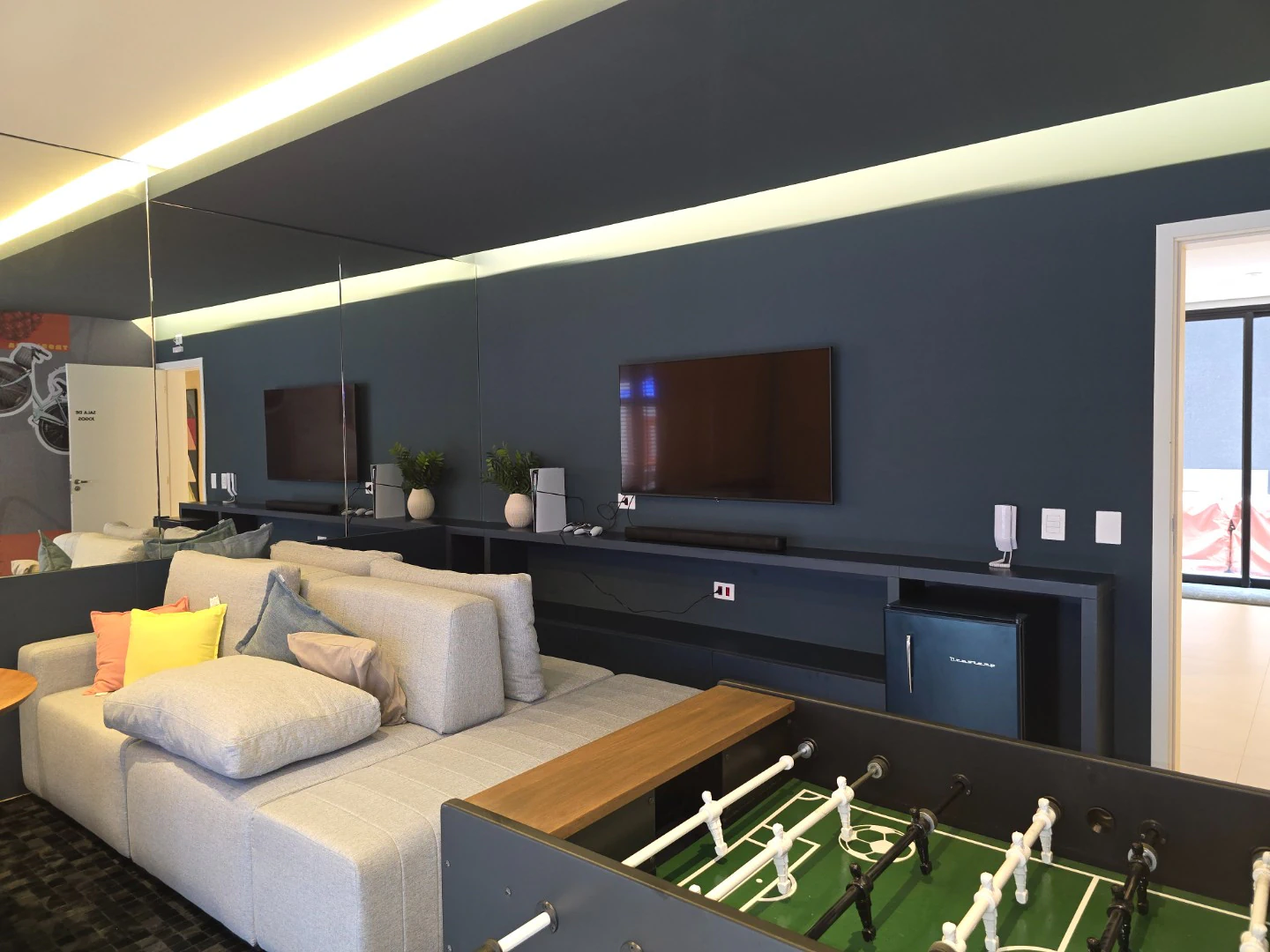 Apartamento mobiliado com 2 dormitórios e varanda — photo 3