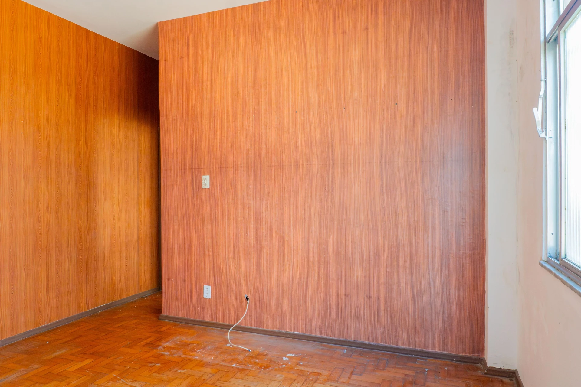 One-bedroom apartment with wood or laminate floors — photo 5