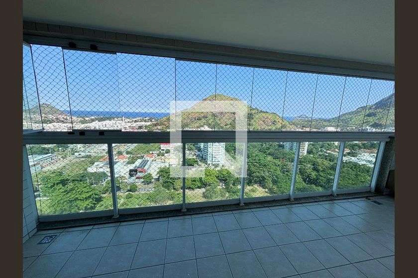 Top-floor apartment with 198 m², 4 bedrooms and 3 parking