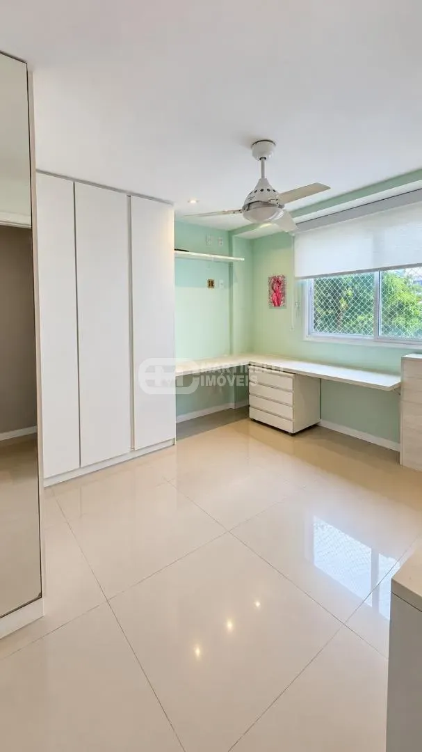 Balcony with a grill in a 3-bedroom apartment, 264 m² — photo 5