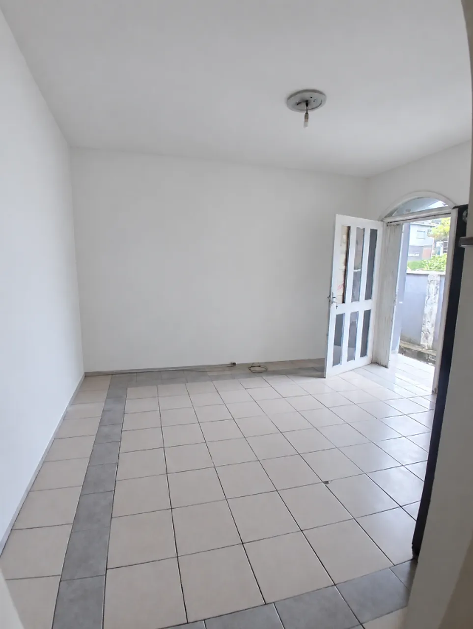 Unfurnished house with 1 bedroom and a closed gas kitchen