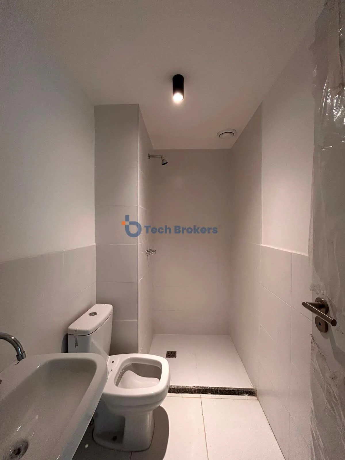 2-bedroom apartment with a glass-enclosed balcony — photo 8