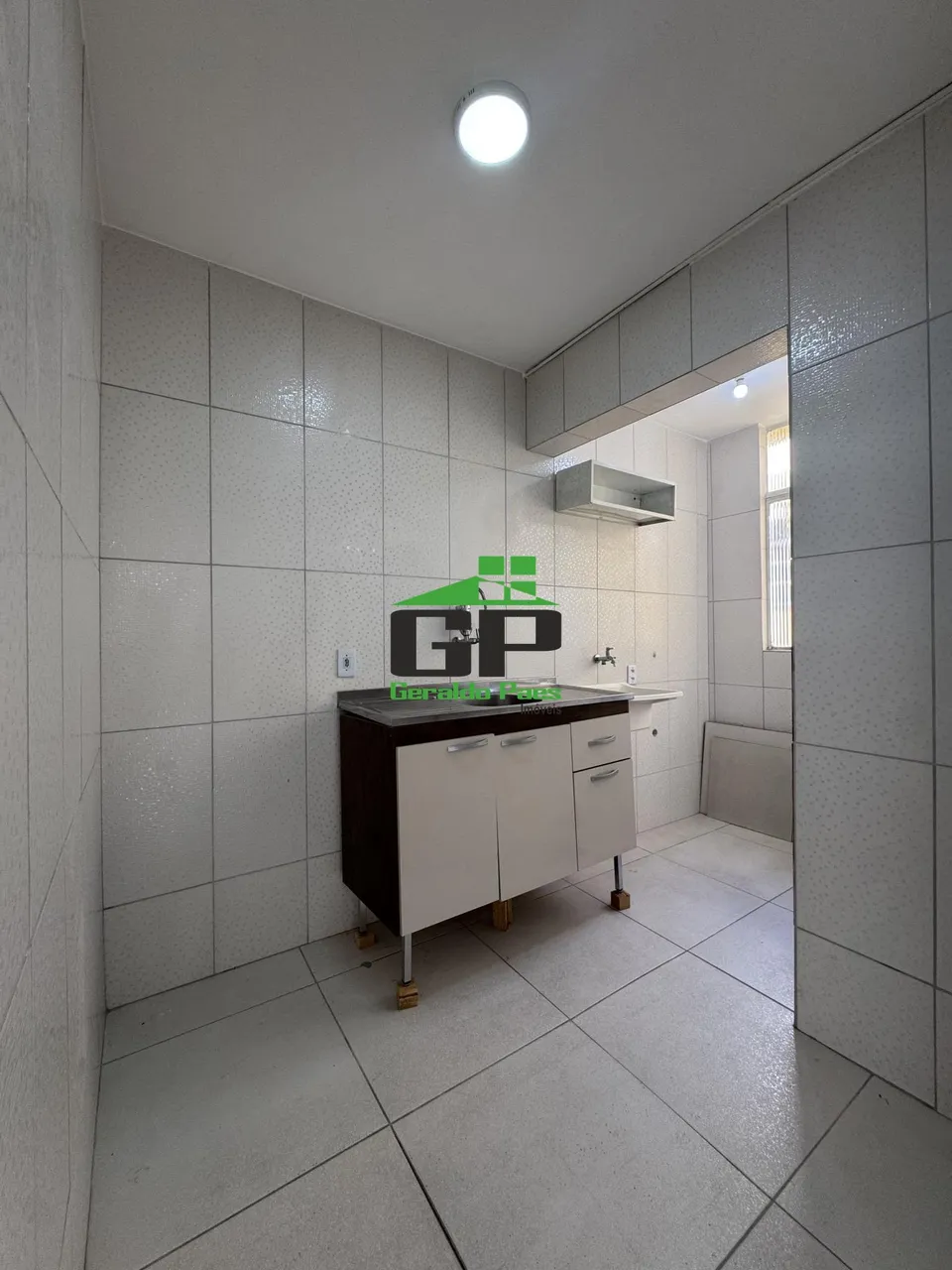 Apartment with 2 bedrooms and a laundry area — photo 7