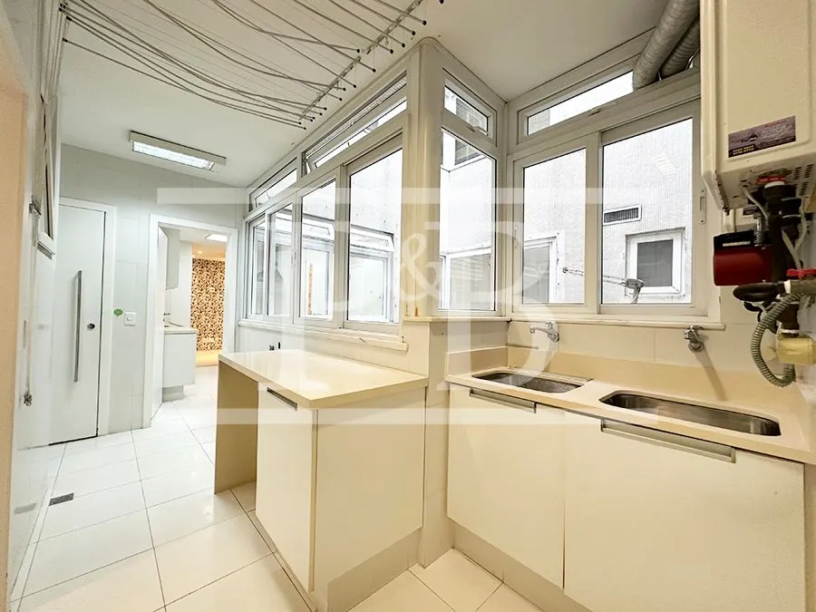 3-bedroom rental apartment with 3 bathrooms and 263 m² — photo 33