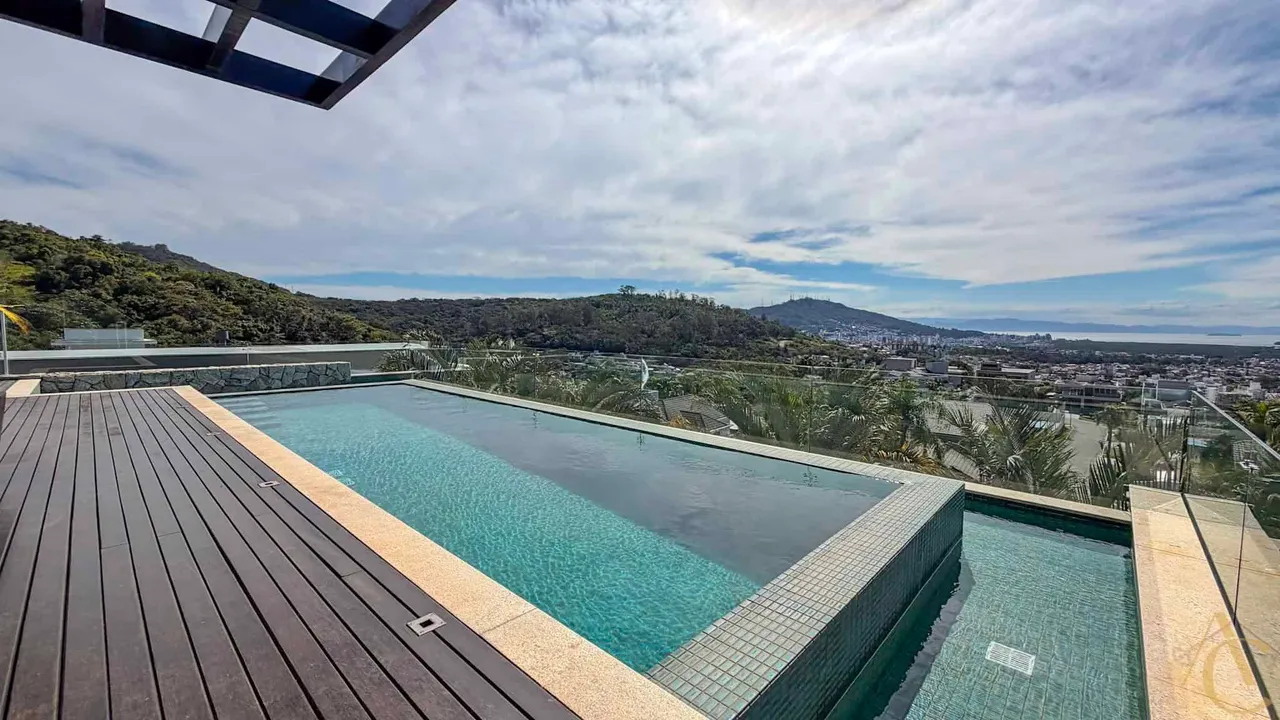 House, 689 m², with floor-to-ceiling windows — photo 3