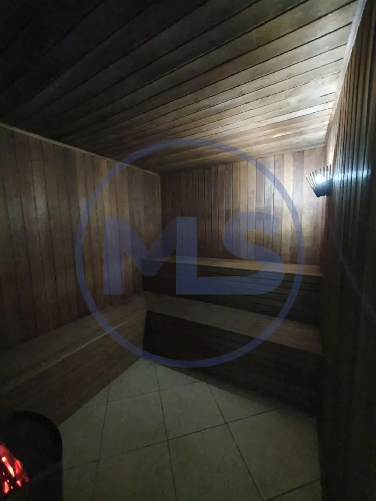 Balcony with a grill in a 3-bedroom apartment, 83 m² — photo 27
