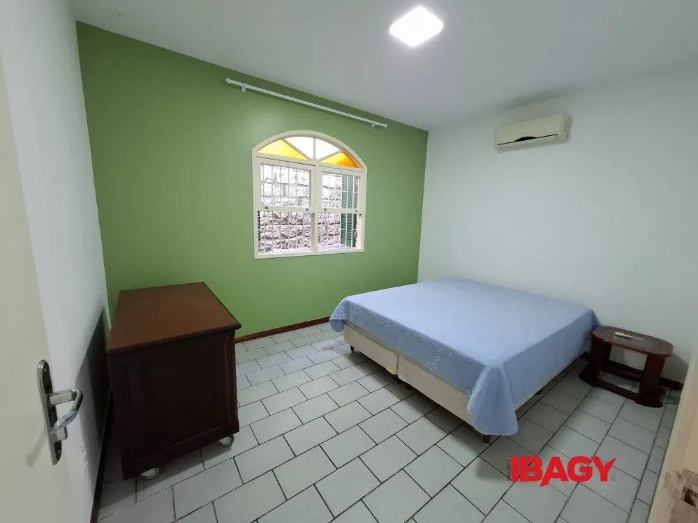 3-bedroom house with 1 bathroom and a gas kitchen — photo 3