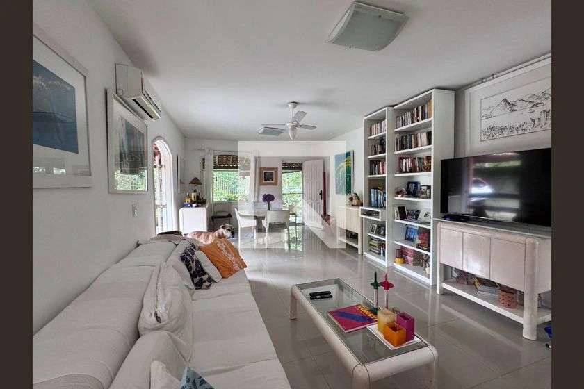 Casa em condomínio com 3 suítes e jardim privativo