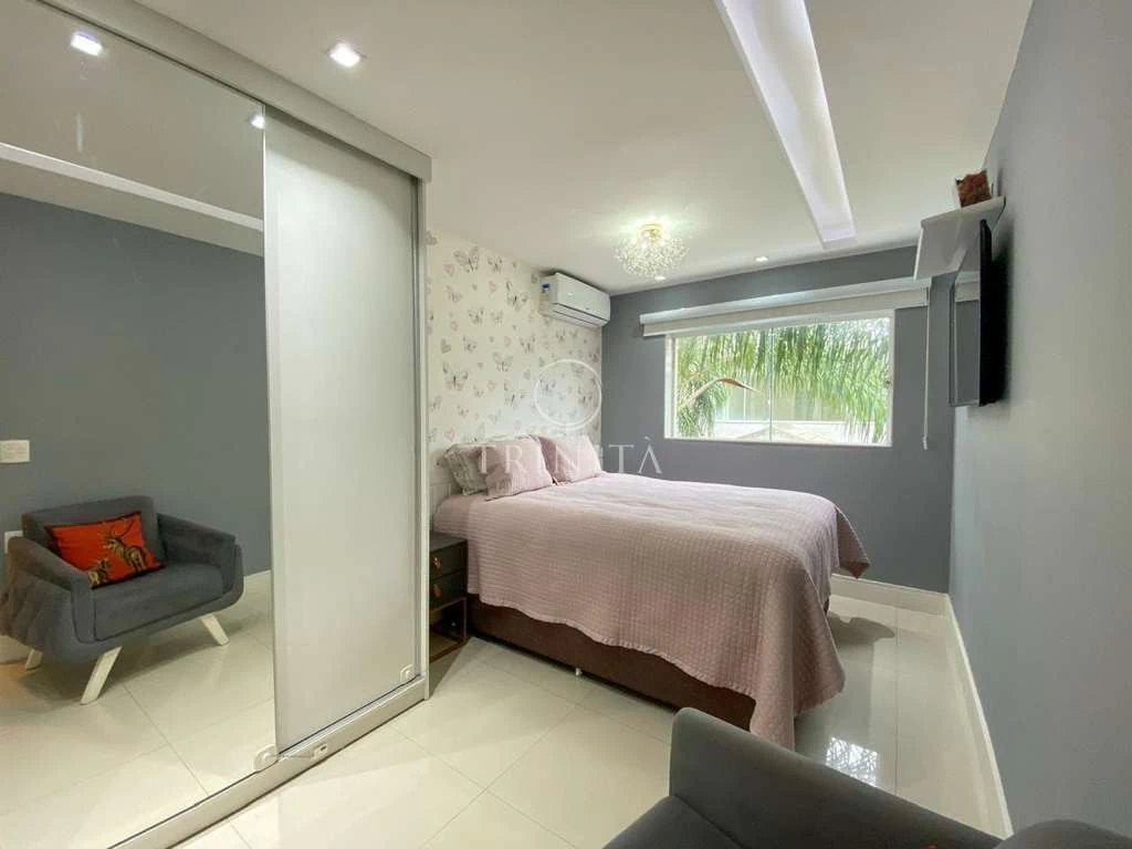 Furnished triplex home with 4 en-suite bedrooms — photo 4
