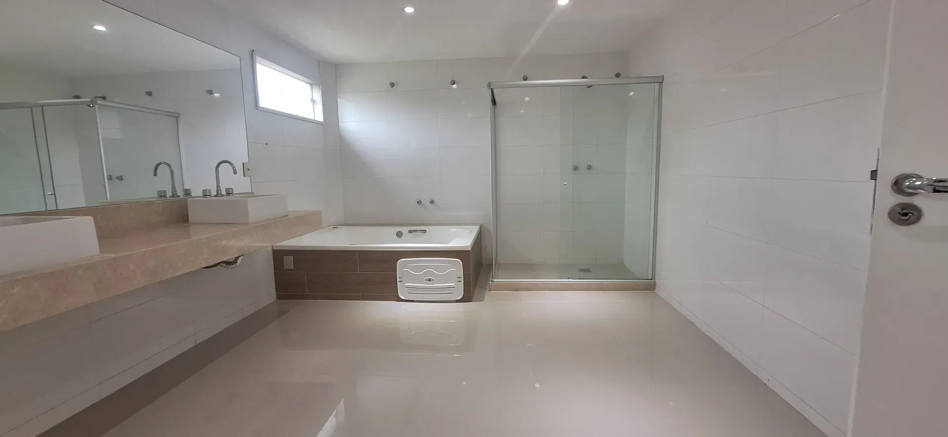 House with 900 m², 5 bedrooms and 4 parking spots — photo 26