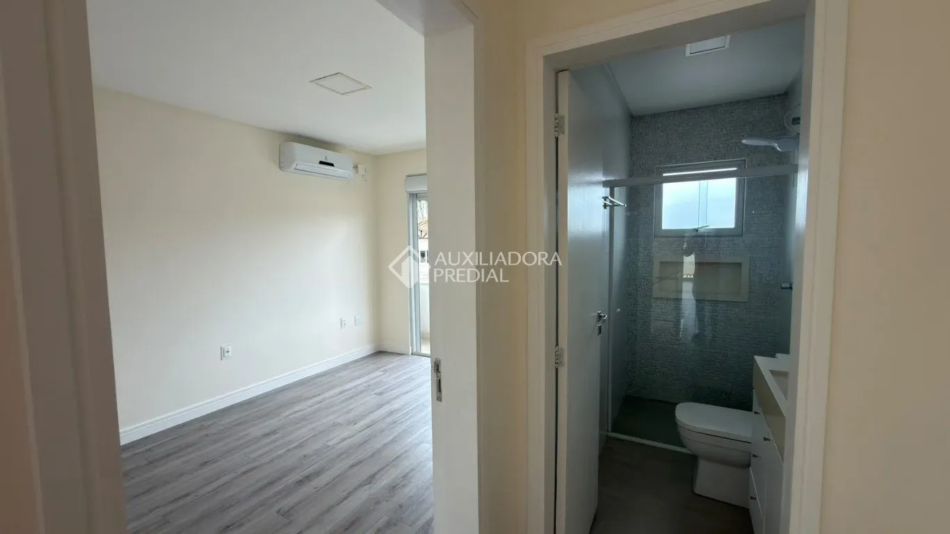 Balcony with a grill in a 4-bedroom house, 120 m² — photo 15