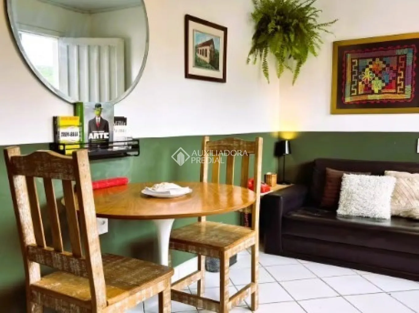 Furnished 1-bedroom apartment with open-plan kitchen