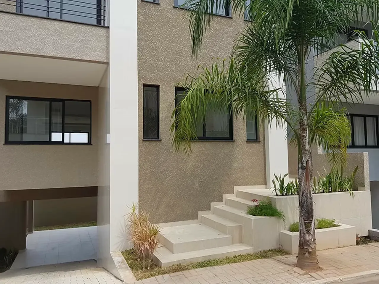 Gated condo house with private garden and 5 bedrooms — photo 3