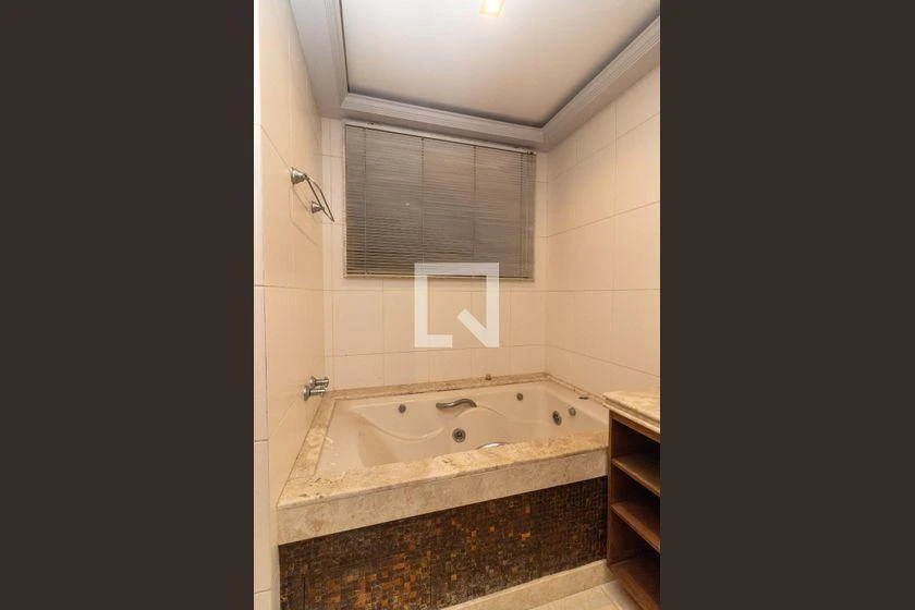 Квартира 244 м² с 4 спальнями и отдельной кухней — photo 48