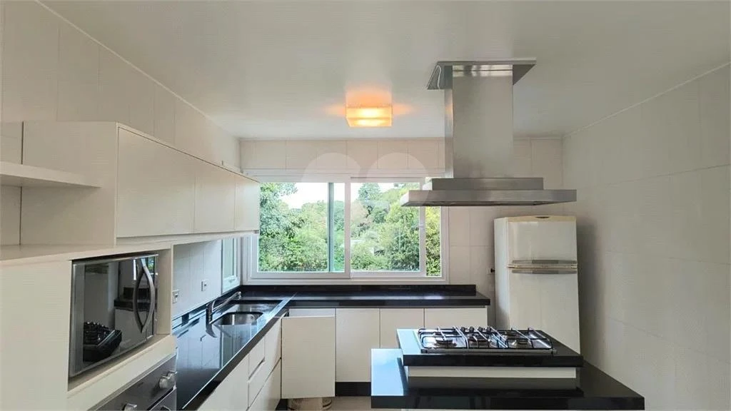 5-bedroom house with floor-to-ceiling windows — photo 25