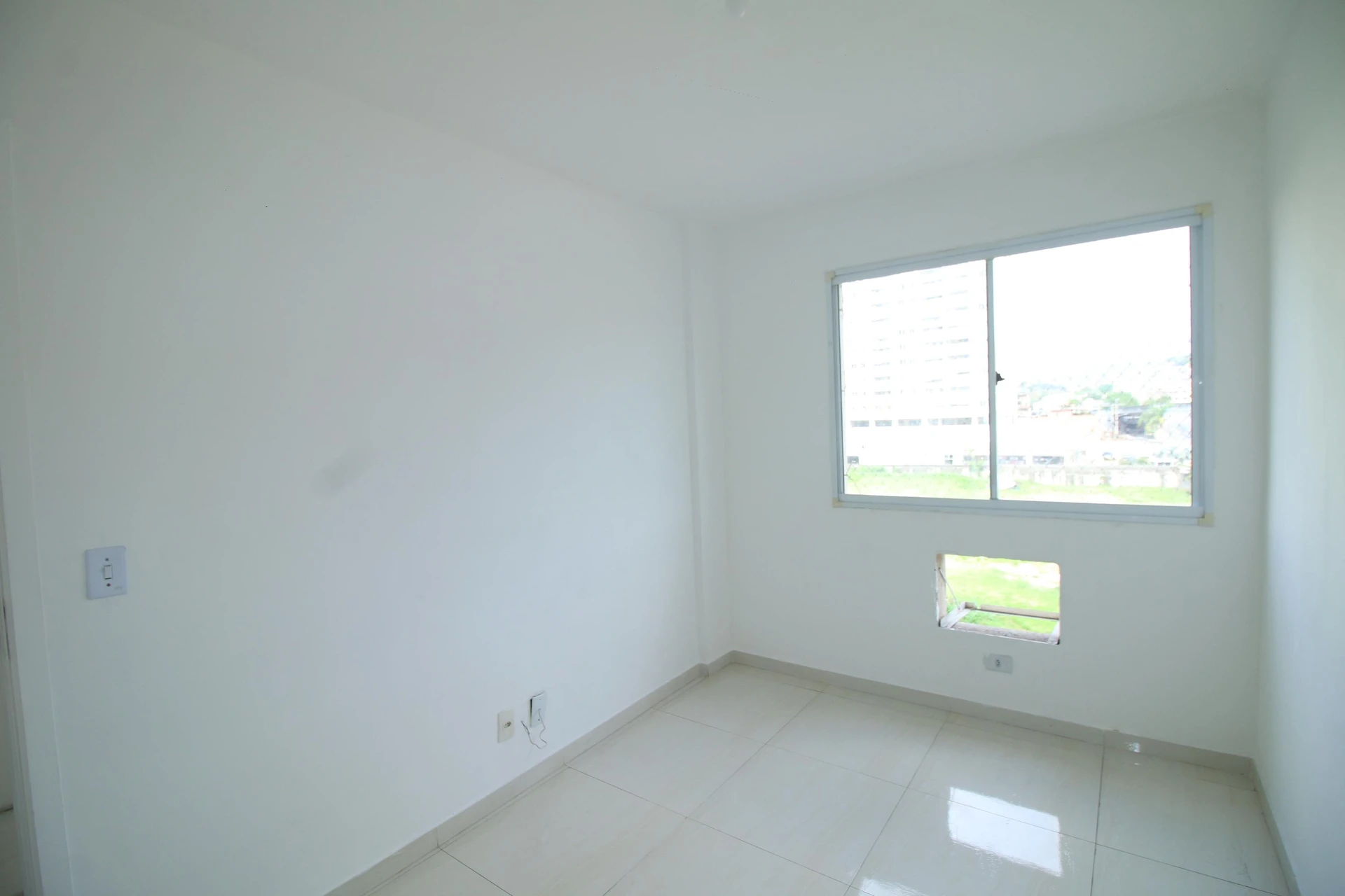 2-bedroom apartment with 1 bathroom and condo pool — photo 17