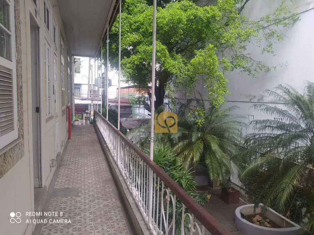 Casa com 2 dormitórios e piso de madeira na sala — photo 13