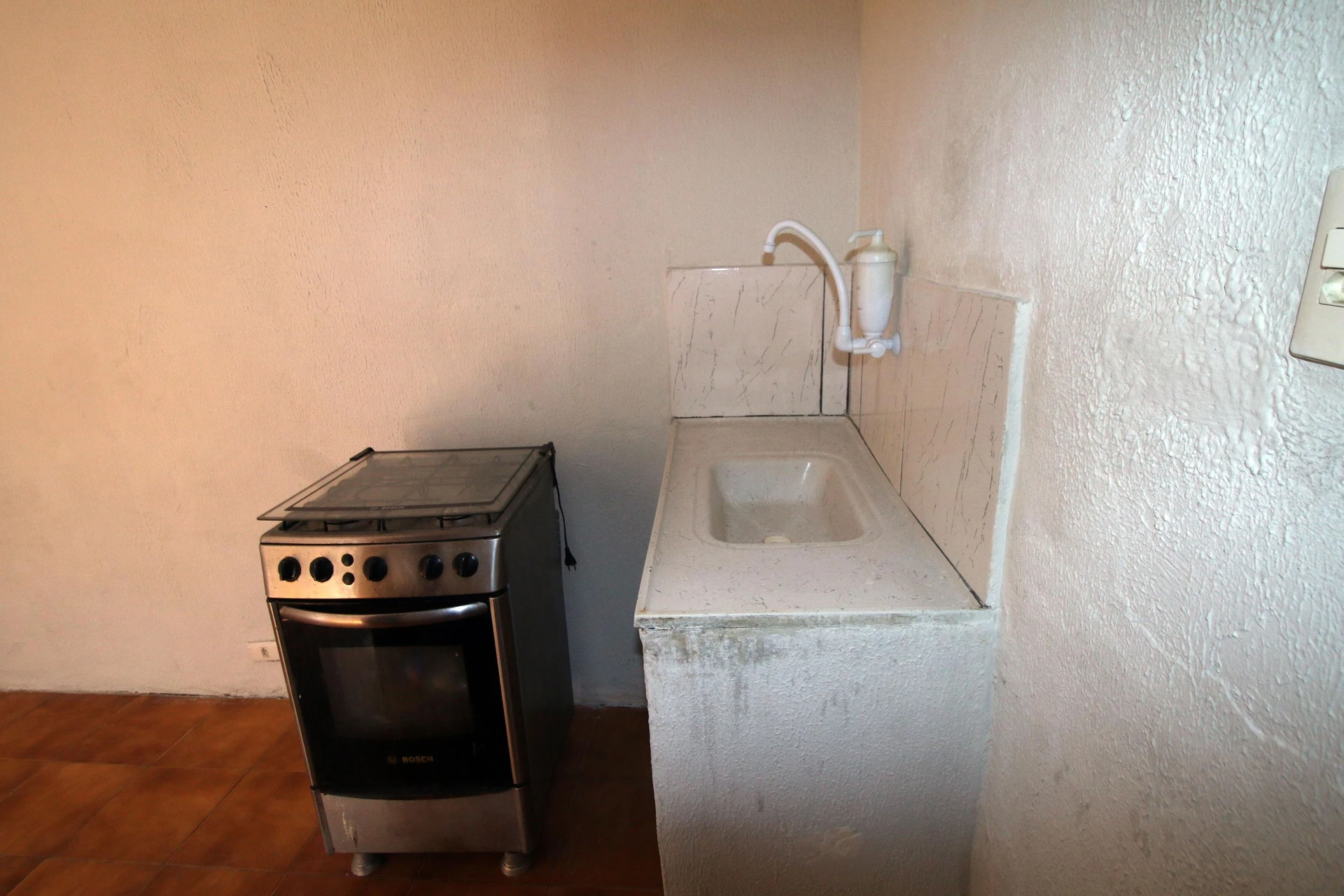 Unfurnished studio for rent with gas kitchenette and 1 bedroom