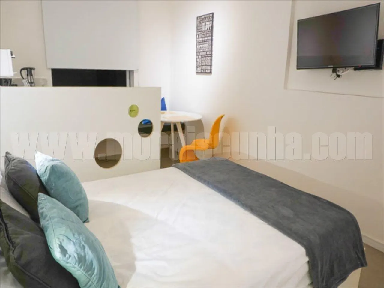 Apartamento studio sem mobília com janelas do chão ao teto — photo 7