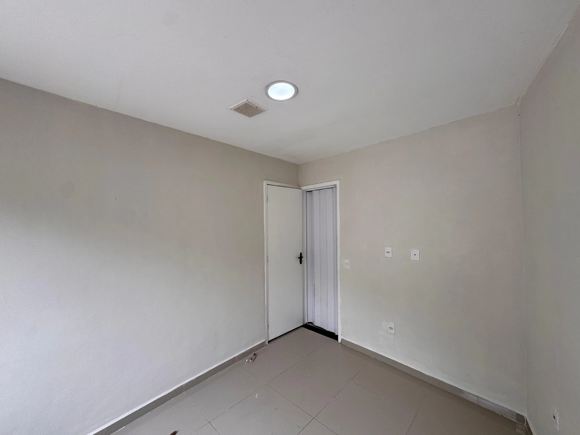 Balcony with a grill in a 2-bedroom house, 165 m² — photo 29