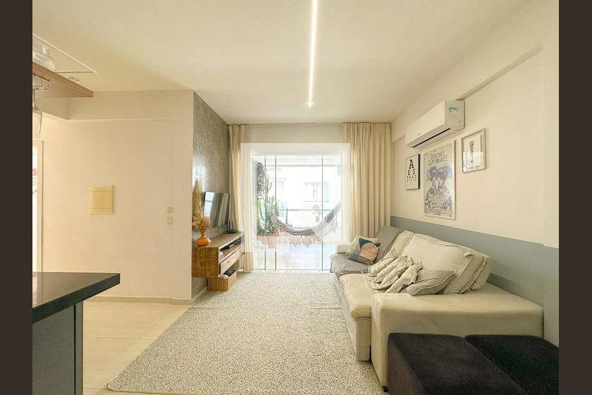 Balcony with a grill in a 2-bedroom apartment, 92 m² — photo 3